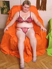 Mature plump girl posing in lingerie